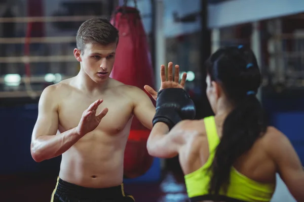 Boxers praticando um boxe — Fotografia de Stock