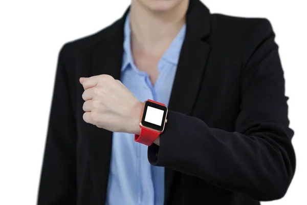 Mulher de negócios usando smartwatch — Fotografia de Stock