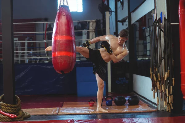 Boxeador practicando boxeo con saco de boxeo — Foto de Stock