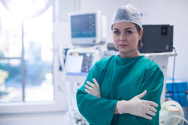 Female surgeon standing with arms crossed — Stock Photo, Image