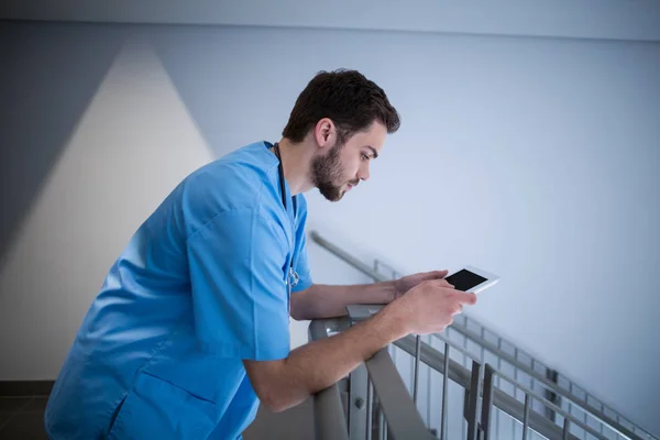 Enfermeira usando tablet no corredor — Fotografia de Stock