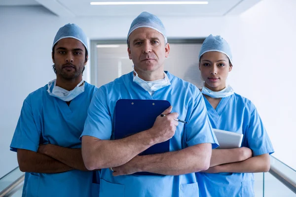 Cirujanos de pie en el pasillo del hospital — Foto de Stock