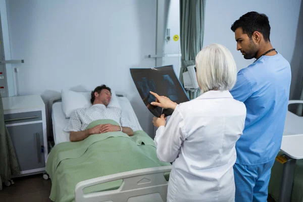 Lekarz i dyskusji nad x-ray — Zdjęcie stockowe