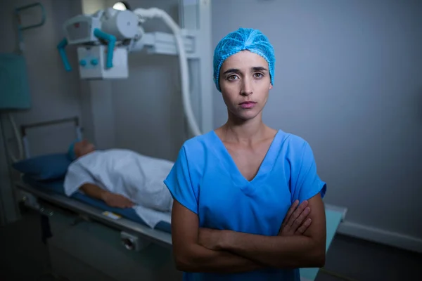 Krankenschwester mit verschränkten Armen — Stockfoto