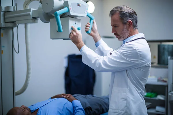 Lékař nastaví stroj na rentgen — Stock fotografie