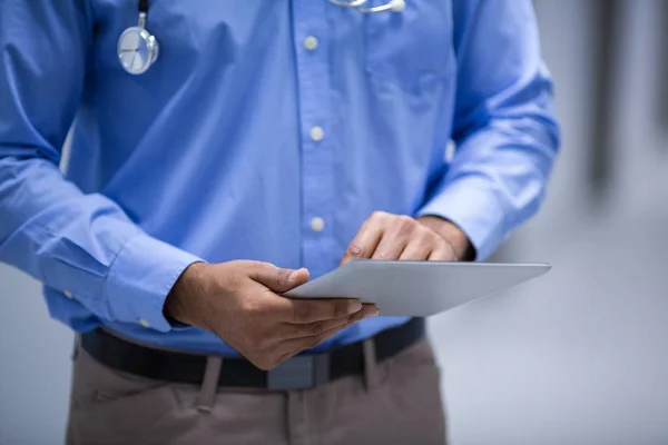 Médico usando comprimido digital — Fotografia de Stock