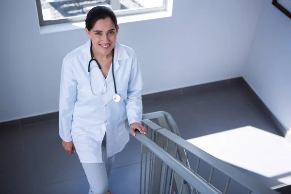 Läkare går på trappan — Stockfoto