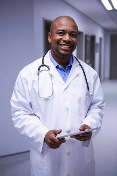 Médico masculino em pé com comprimido digital — Fotografia de Stock