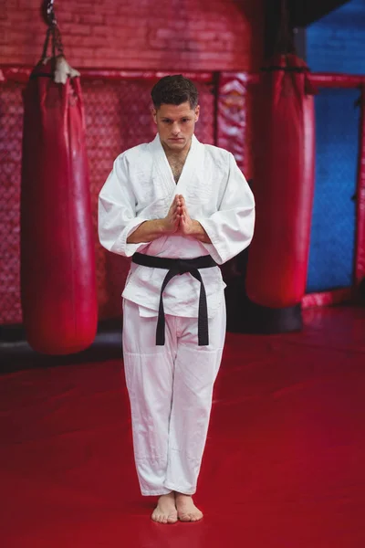 Karate speler staan in gebed pose — Stockfoto