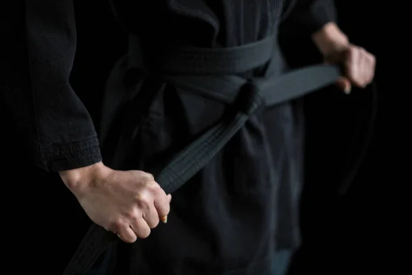 Pewny siebie karate gracz trzyma jego pasa — Zdjęcie stockowe
