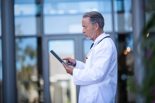 Médecin utilisant une tablette numérique — Photo