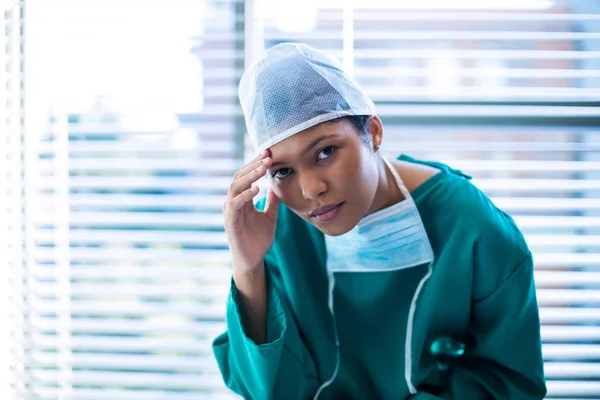 Chirurgo donna teso seduto in corridoio — Foto Stock