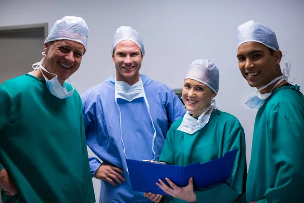 外科医生团队站在医院的走廊 图库照片