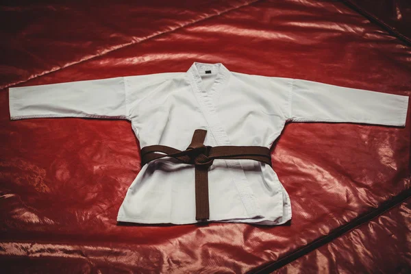 Cinturón de karate uniforme y marrón — Foto de Stock