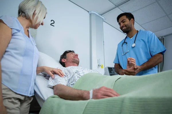 Médicos sorridentes interagindo entre si — Fotografia de Stock