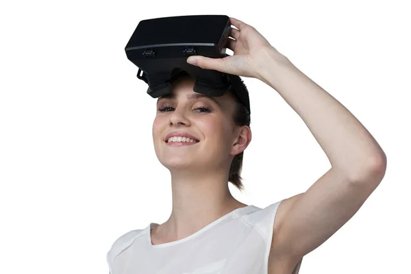 Mujer sosteniendo auriculares de realidad virtual —  Fotos de Stock