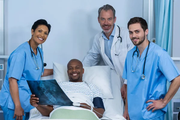 Portrait of doctor, nurse and patient in ward — Stock Photo, Image