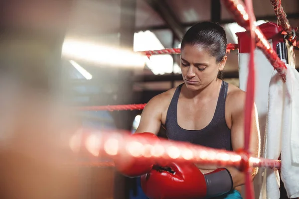 Boxeadora cansada sentada en el ring —  Fotos de Stock