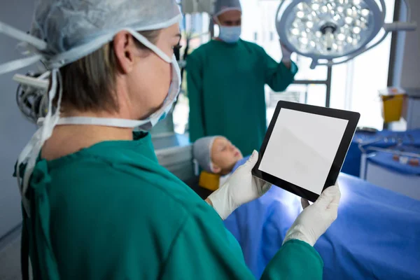 A sebész használ tabletta, miközben működési beteg — Stock Fotó