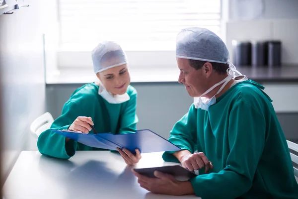 Cirurgiões discutindo em arquivo — Fotografia de Stock