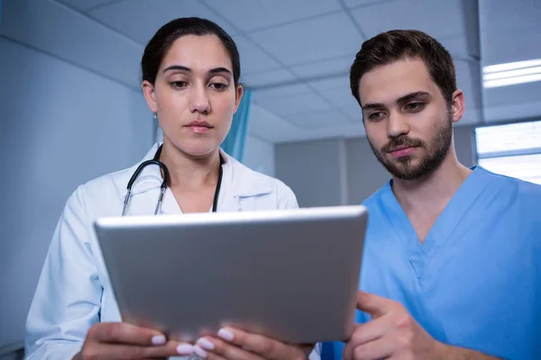 Médicos discutiendo sobre tableta digital —  Fotos de Stock