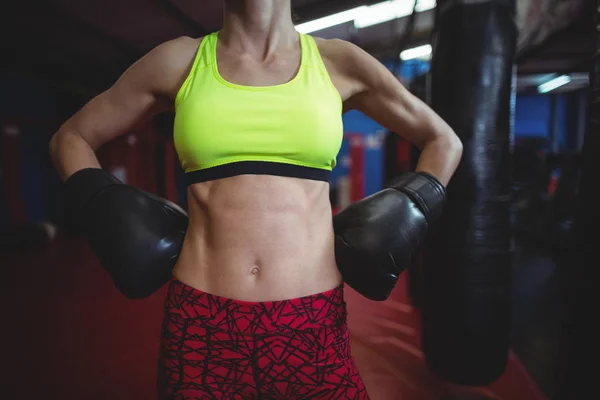 Boxeadora femenina de pie con las manos en la cadera — Foto de Stock
