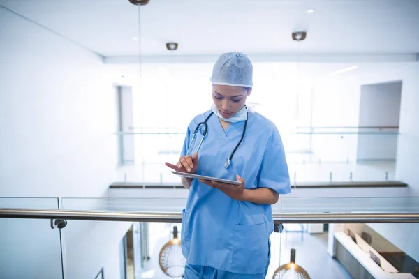 Kvinnliga kirurgen använder digitala tablett — Stockfoto