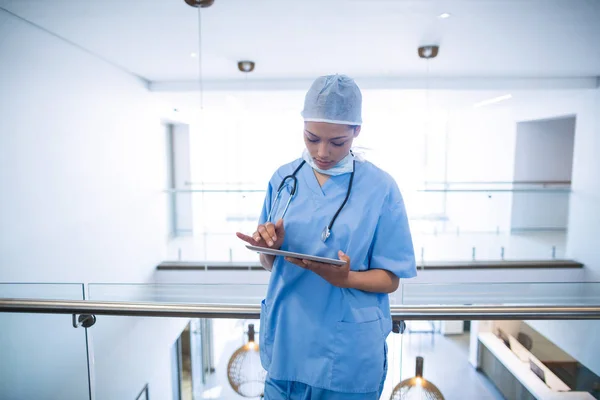 Female surgeon using digital tablet — Stock Photo, Image