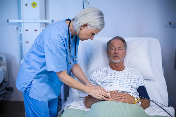Sjuksköterska undersöker en patient — Stockfoto