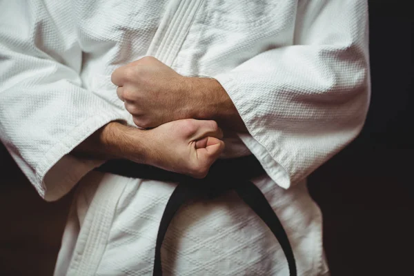 Karate speler presterende karate houding — Stockfoto