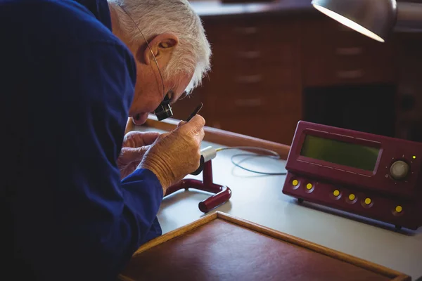Horologista reparar um relógio — Fotografia de Stock