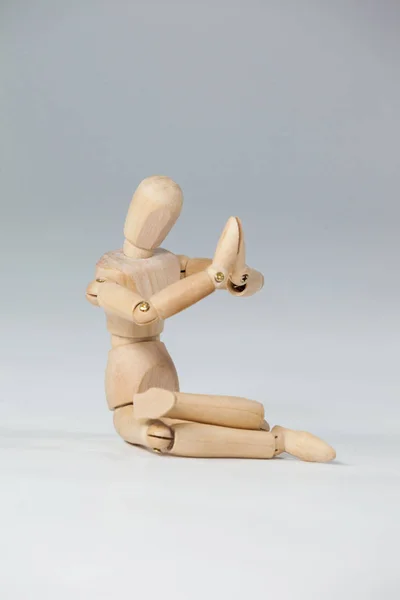 Estatuilla de madera realizando yoga —  Fotos de Stock