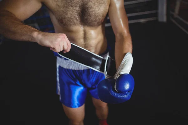 Boxer dragen bokshandschoenen — Stockfoto