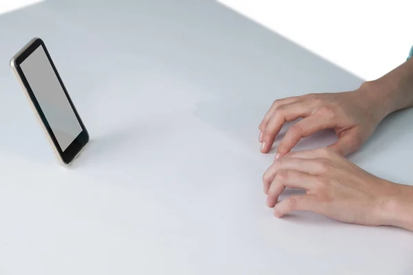 Digitação de mão no teclado invisível — Fotografia de Stock