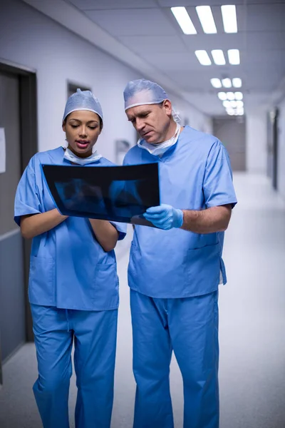 Хирурги обсуждают на рентгене — стоковое фото