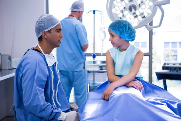 Doctor interacting with patient — Stock Photo, Image