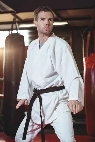 Karate speler presterende karate houding — Stockfoto