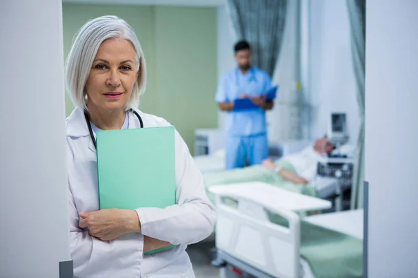 Femme médecin avec dossier — Photo