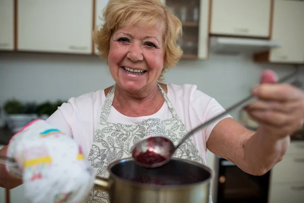 Mujer mayor preparando mermelada —  Fotos de Stock