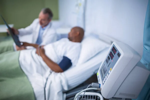 Máquina de monitoramento de pacientes na enfermaria — Fotografia de Stock