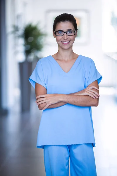 Medico donna in piedi con le braccia incrociate — Foto Stock