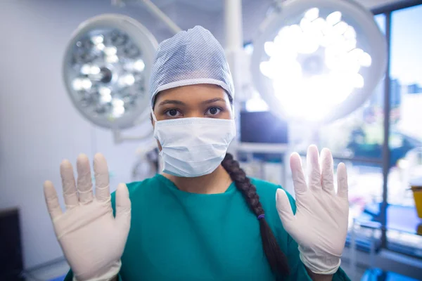 Chirurg mit OP-Handschuhen — Stockfoto