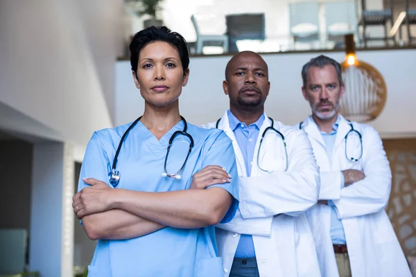 Médecins et infirmier debout de l'hôpital — Photo