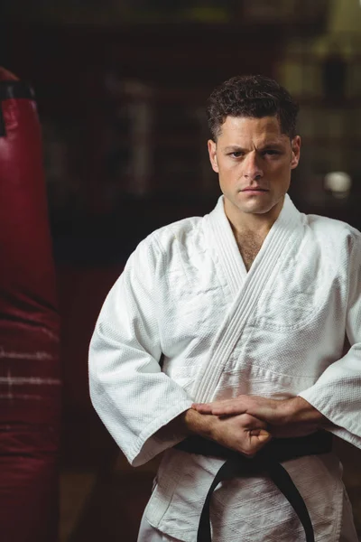 Karate gracz praktykujących — Zdjęcie stockowe