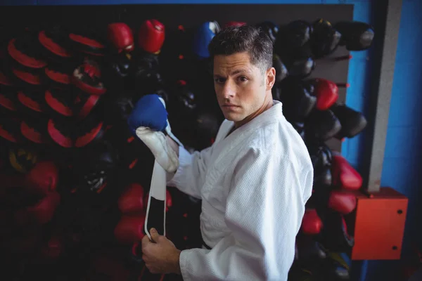 Kick bokser w rękawiczkach — Zdjęcie stockowe
