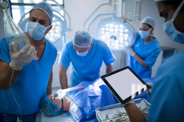 Cirujanos realizando operaciones en quirófano — Foto de Stock