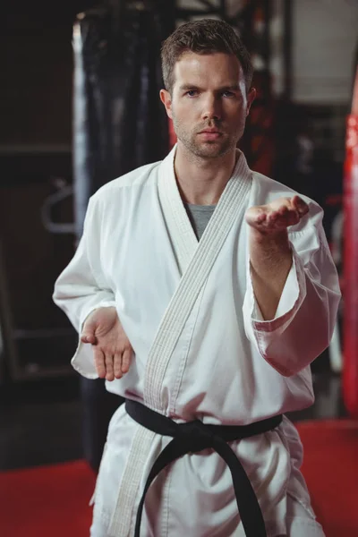 Karate gracz wykonujący karate stanowisko — Zdjęcie stockowe