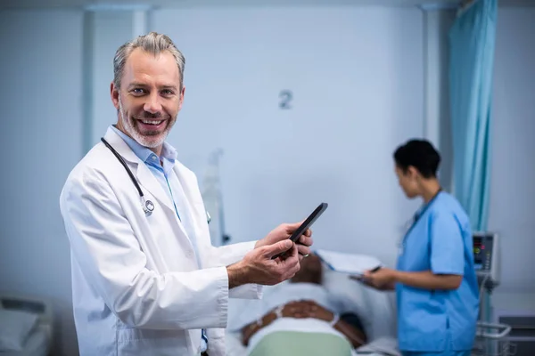 Portrait de médecin utilisant une tablette numérique — Photo