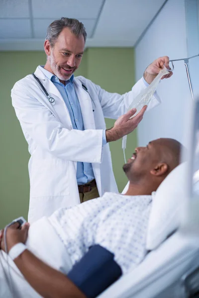 Médico interagindo com paciente — Fotografia de Stock