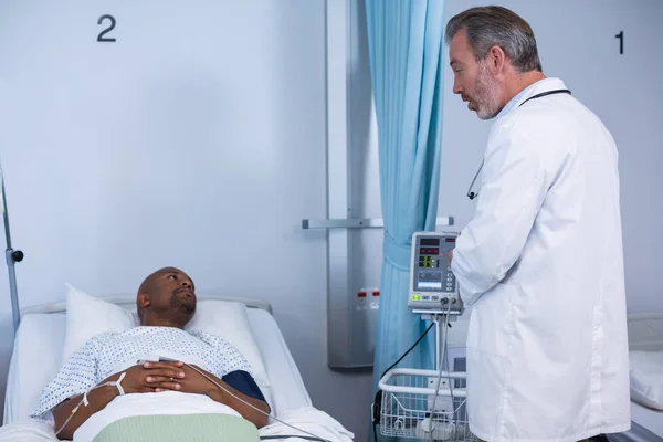 Médico interagindo com o paciente durante a visita — Fotografia de Stock